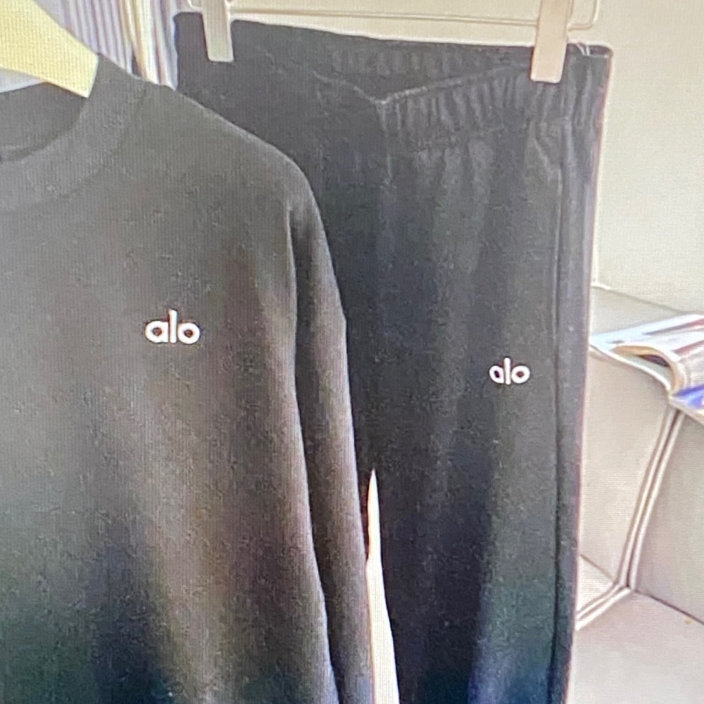 ALO Yoga Women's Classic Black Crew Neck Sweater